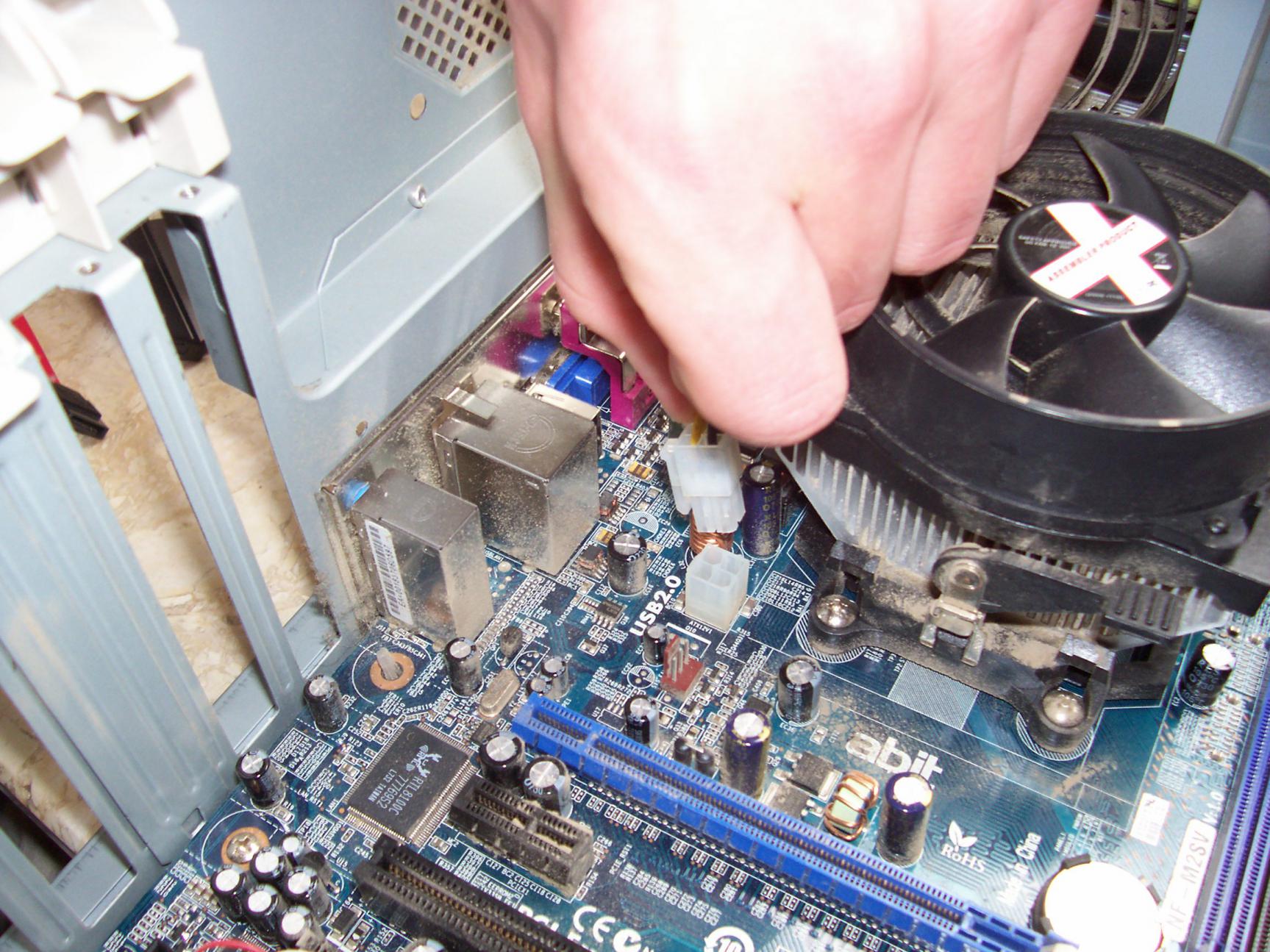 Klicke auf die Grafik für eine größere Ansicht&nbsp;

Name:	CPU_FAN_Einsetzen.jpg&nbsp;
Hits:	2520&nbsp;
Größe:	314,2 KB&nbsp;
ID:	196332