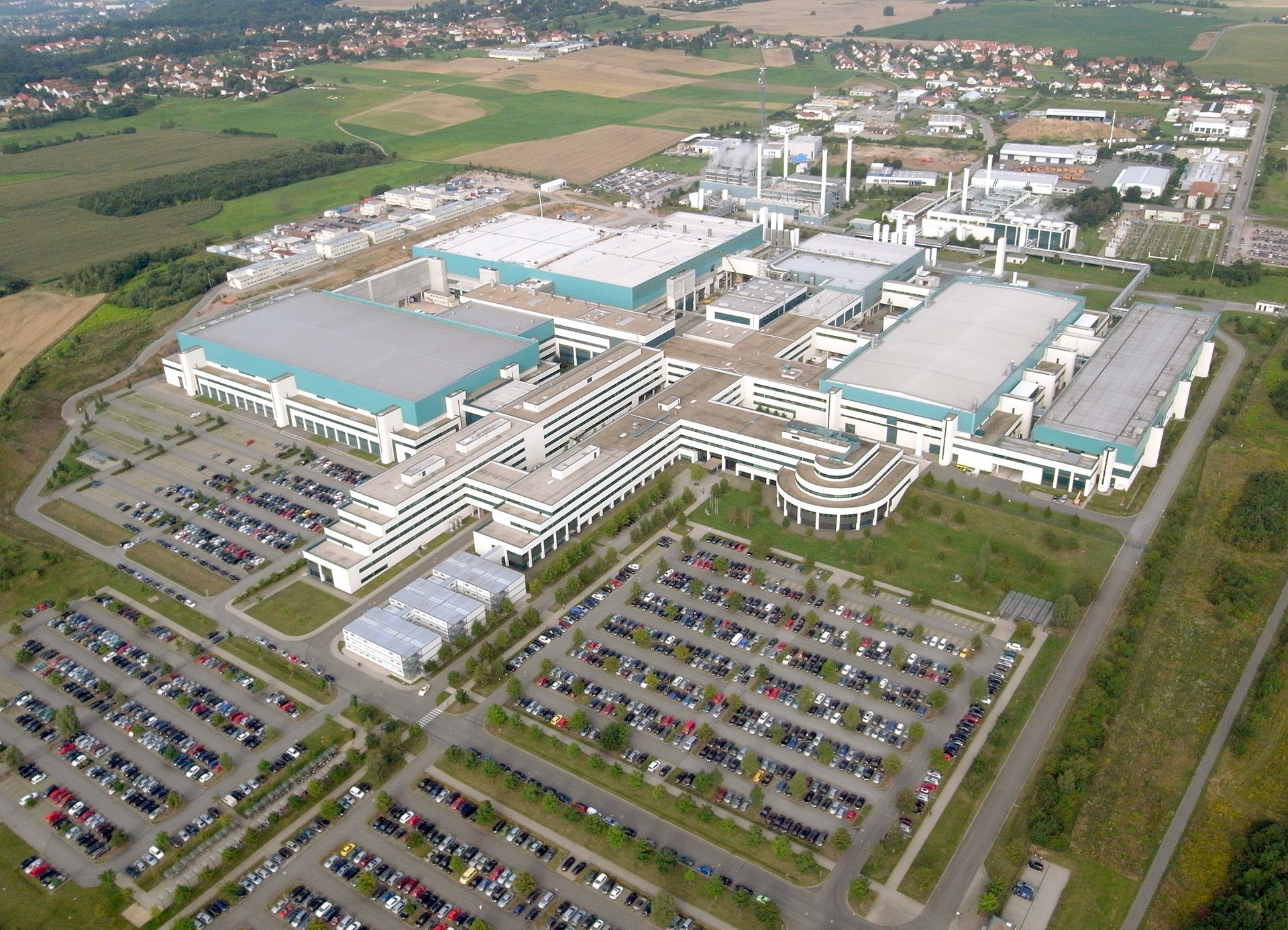 1920px-Aerial_photograph_of_Globalfoundries_Dresden.jpg