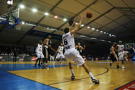 2009-02-28-basketball-jena-chemnitz-6-angriff-klein-jpg.131973