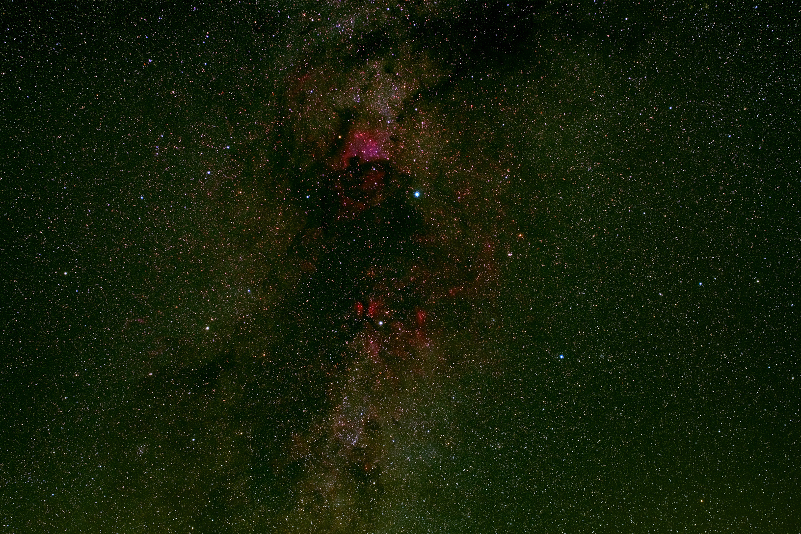 2017y08m28d-02h21m42-2017y08m28d-03h06m43k Deneb Nebel.jpg