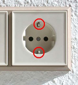 330px-Schutzkontakte_steckdose.jpg