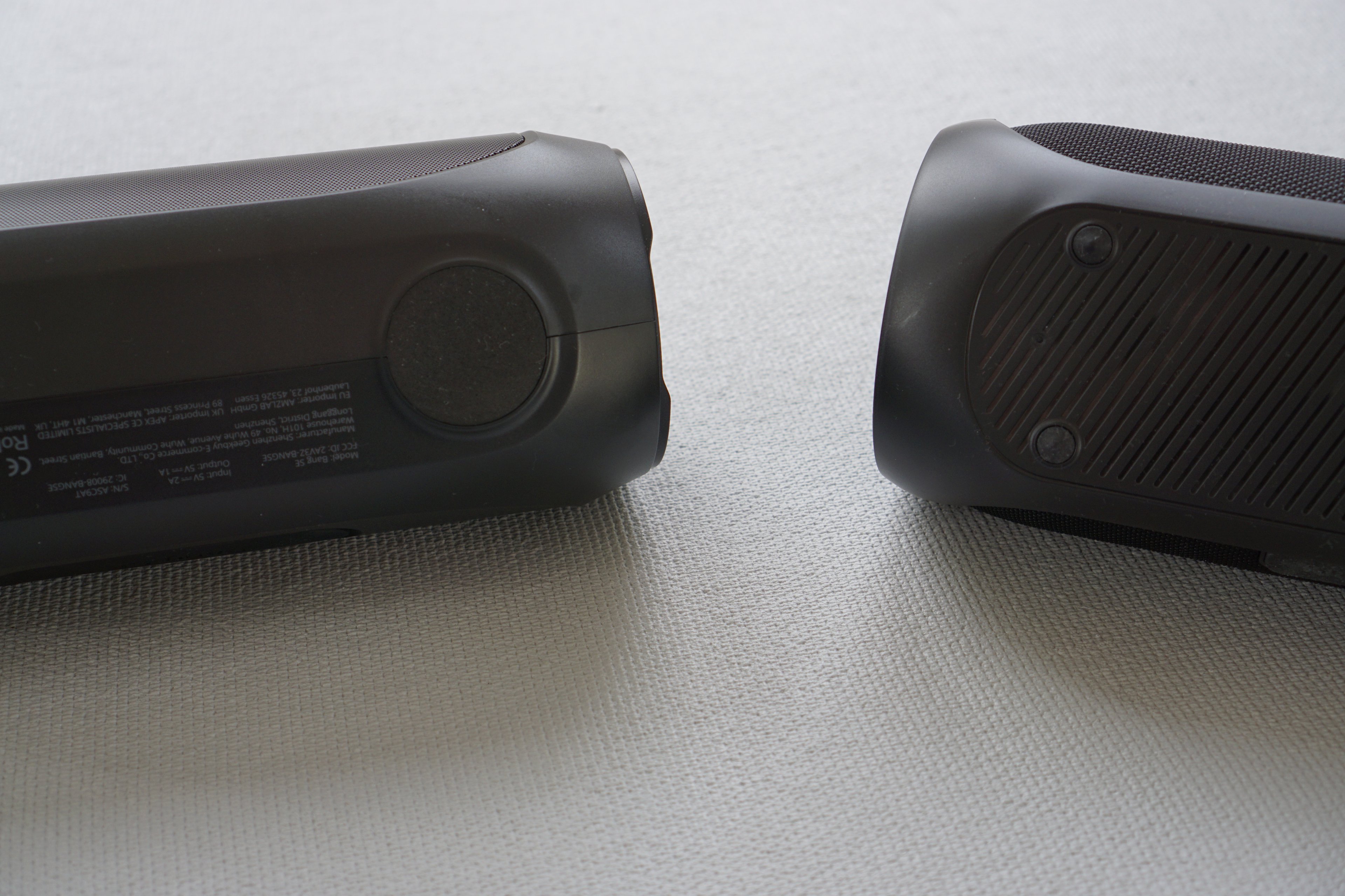 Links Füße des SE, Rechts Füße des Mini