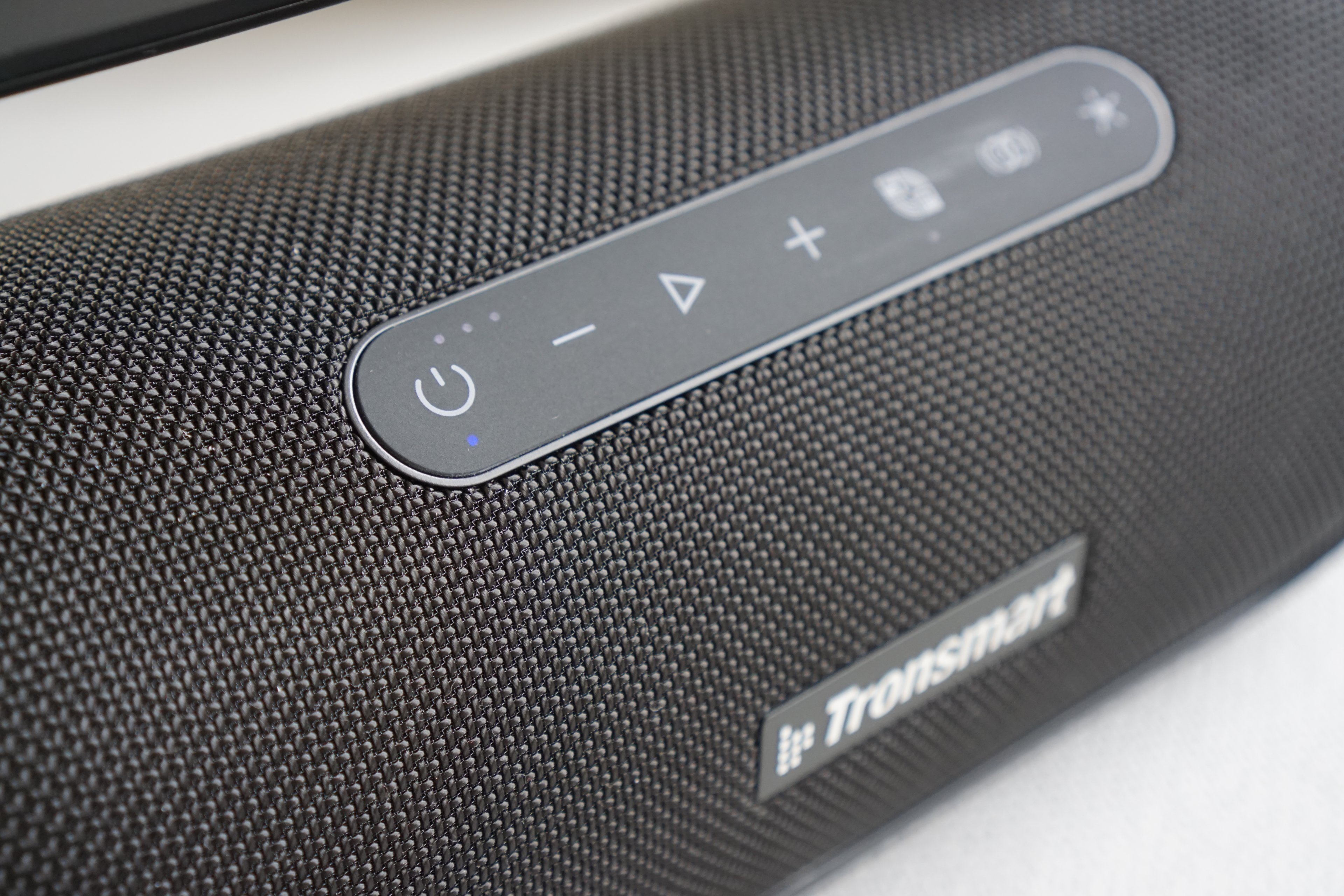 Tronsmart Bang Mini, Tasten und Stoff