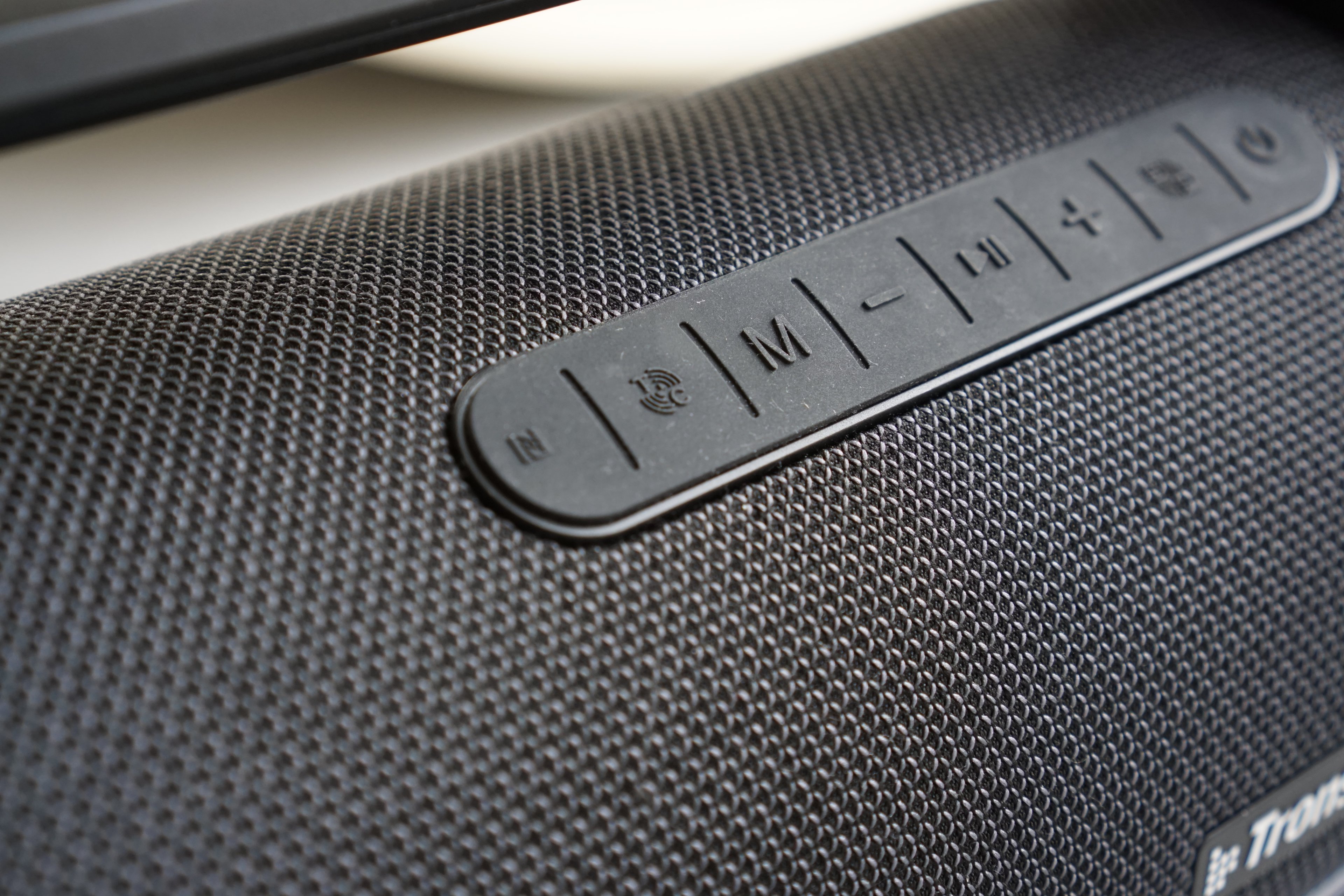 Tronsmart Bang Outdoor, Tasten und Stoff