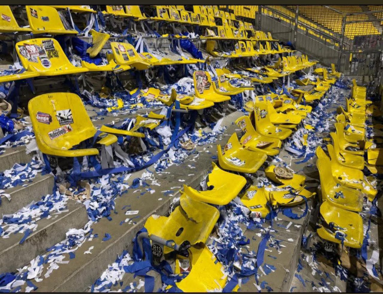 Aachen gegen Duisburg am 24.4.26, zerstörte Sitze im Gästeblock.jpg