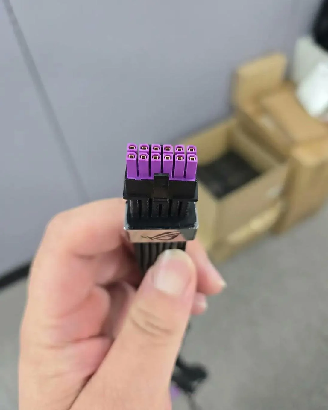 asus-rog-equalizer-50-gpu-cable-designed-to-prevent-burned-v0-4i5o3l01657h1.webp
