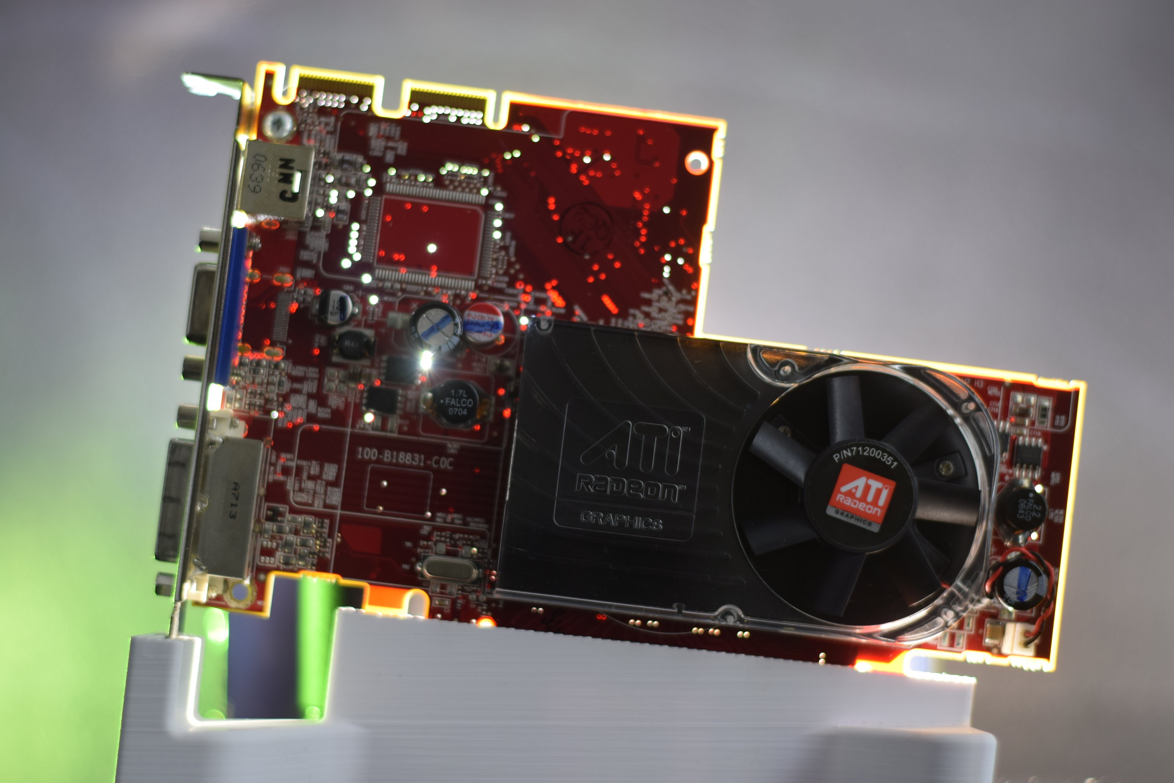 ATi Radeon HD 2400XT (2-01).JPG