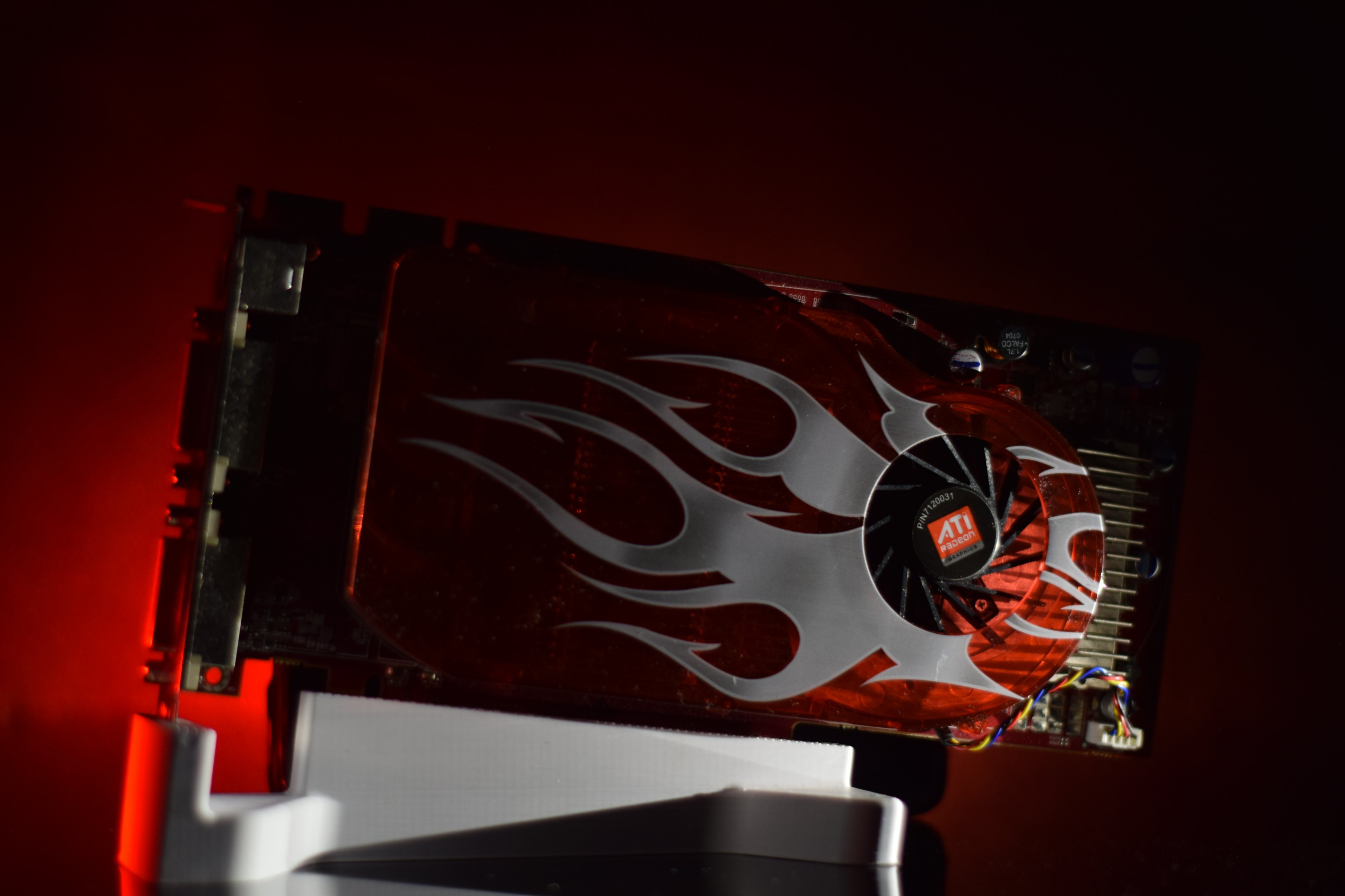 ATi Radeon HD 2600 XT (9-01).JPG
