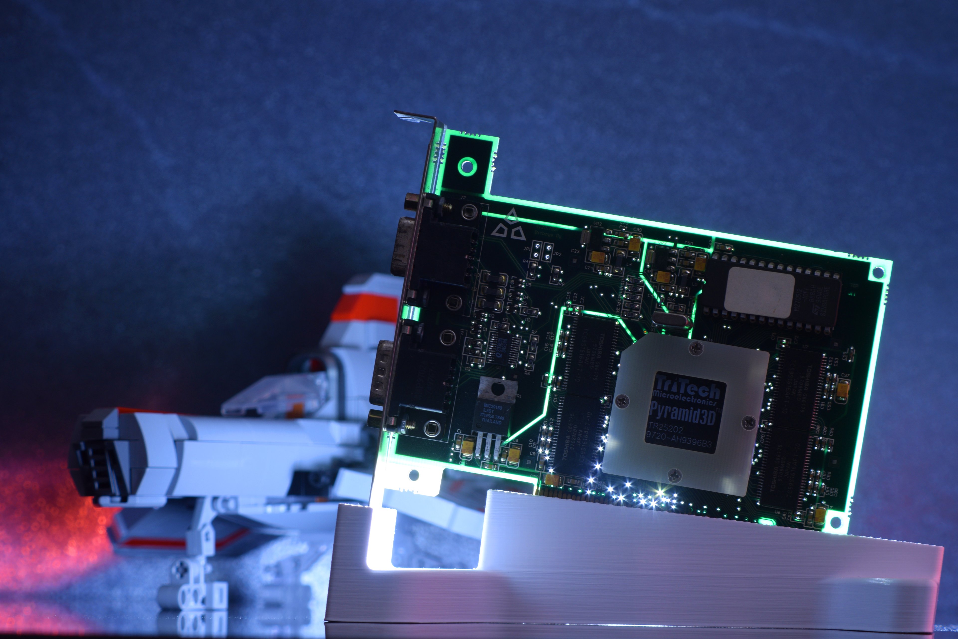 Bitboys TriTech Pyramid 3D (4-01).JPG