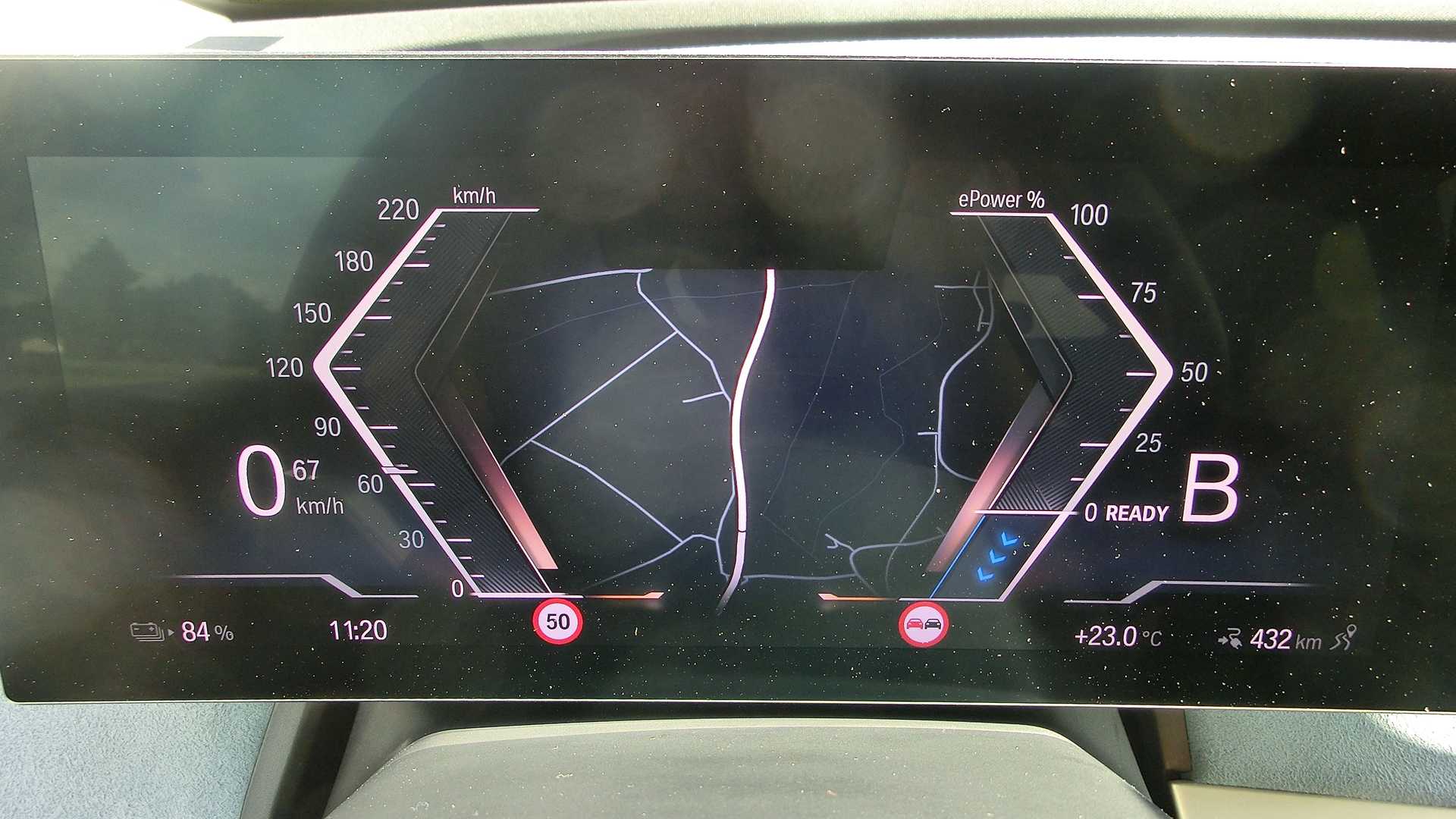 bmw-xdrive-50-naturlich-kann-man-sich-auch-die-navi-karte-aufs-instrumentendisplay-legen.jpg
