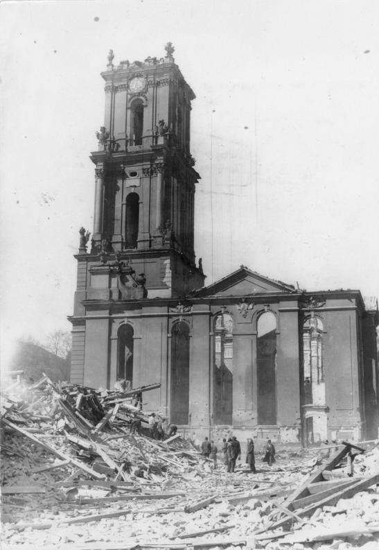 Bundesarchiv_Bild_183-J31422,_Potsdam,_zerstörte_Garnisonkirche.jpg
