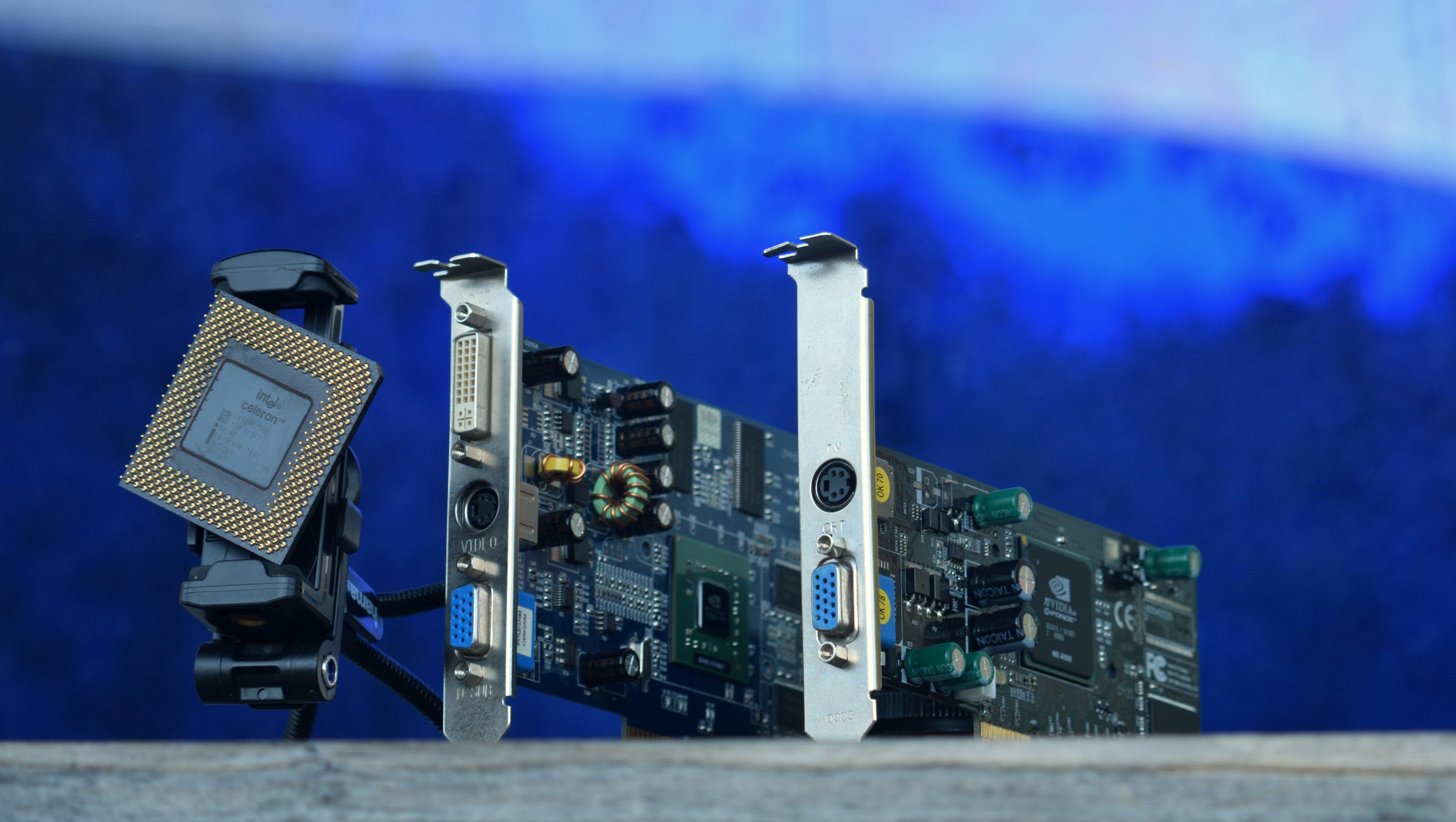 Celeron 500 mit FX 5700 LE (14 16zu9).JPG