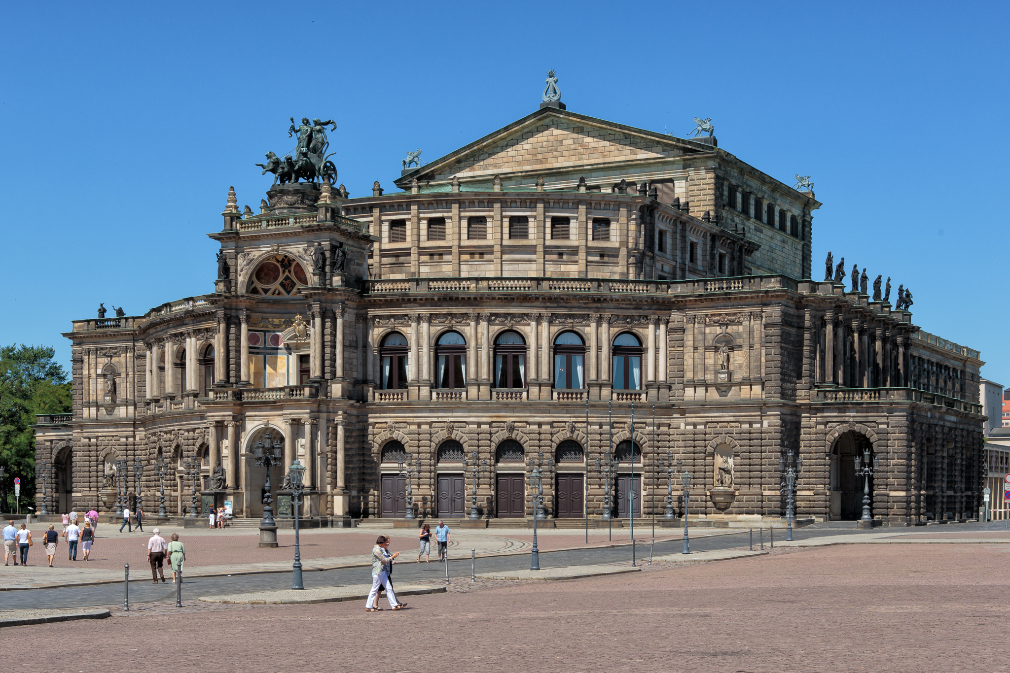 Dresden_-_Semperoper_-_2013.jpg