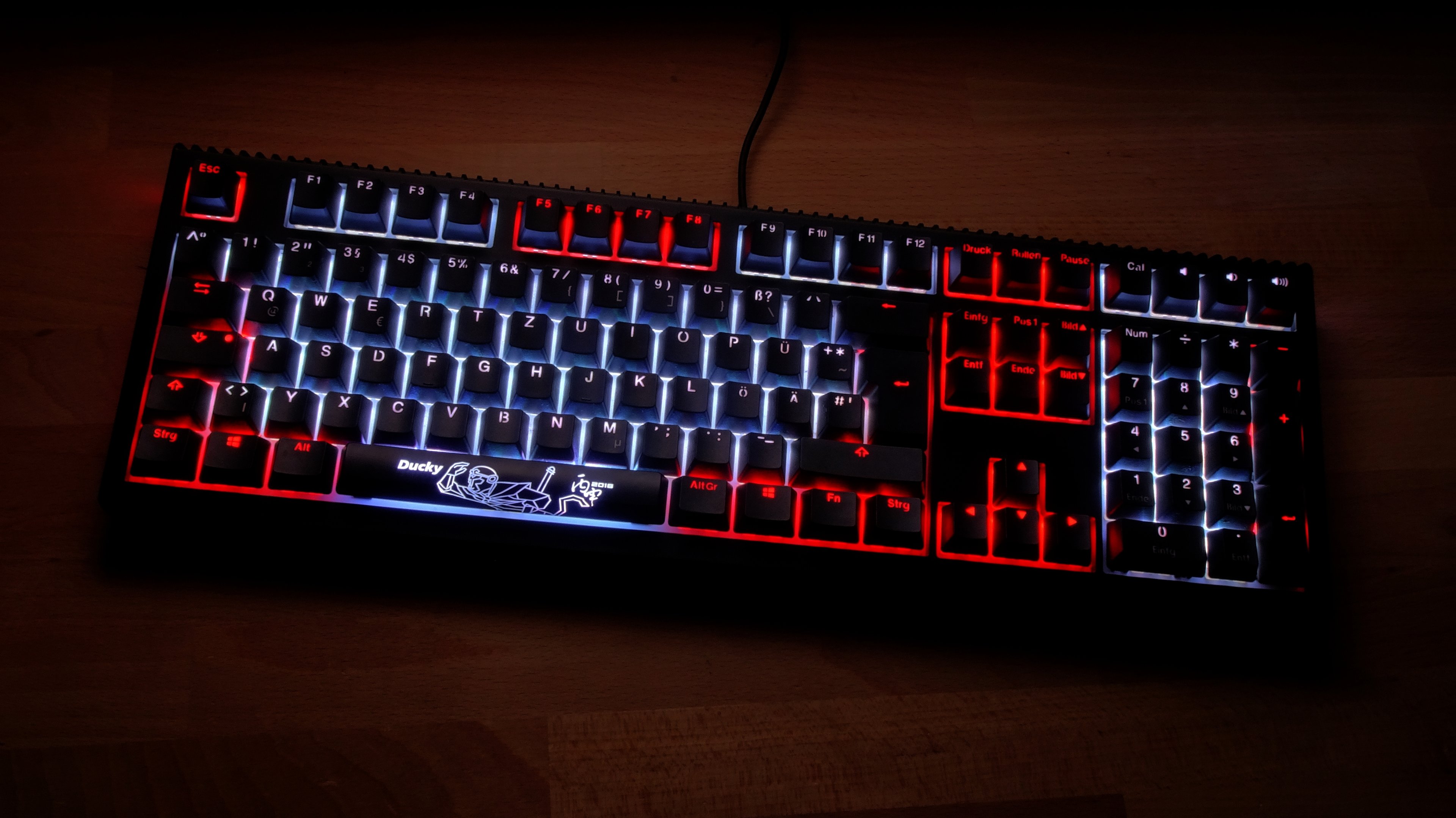 Ducky Shine 6 MX-Blue LED rot weiß (4)_HDR.jpg