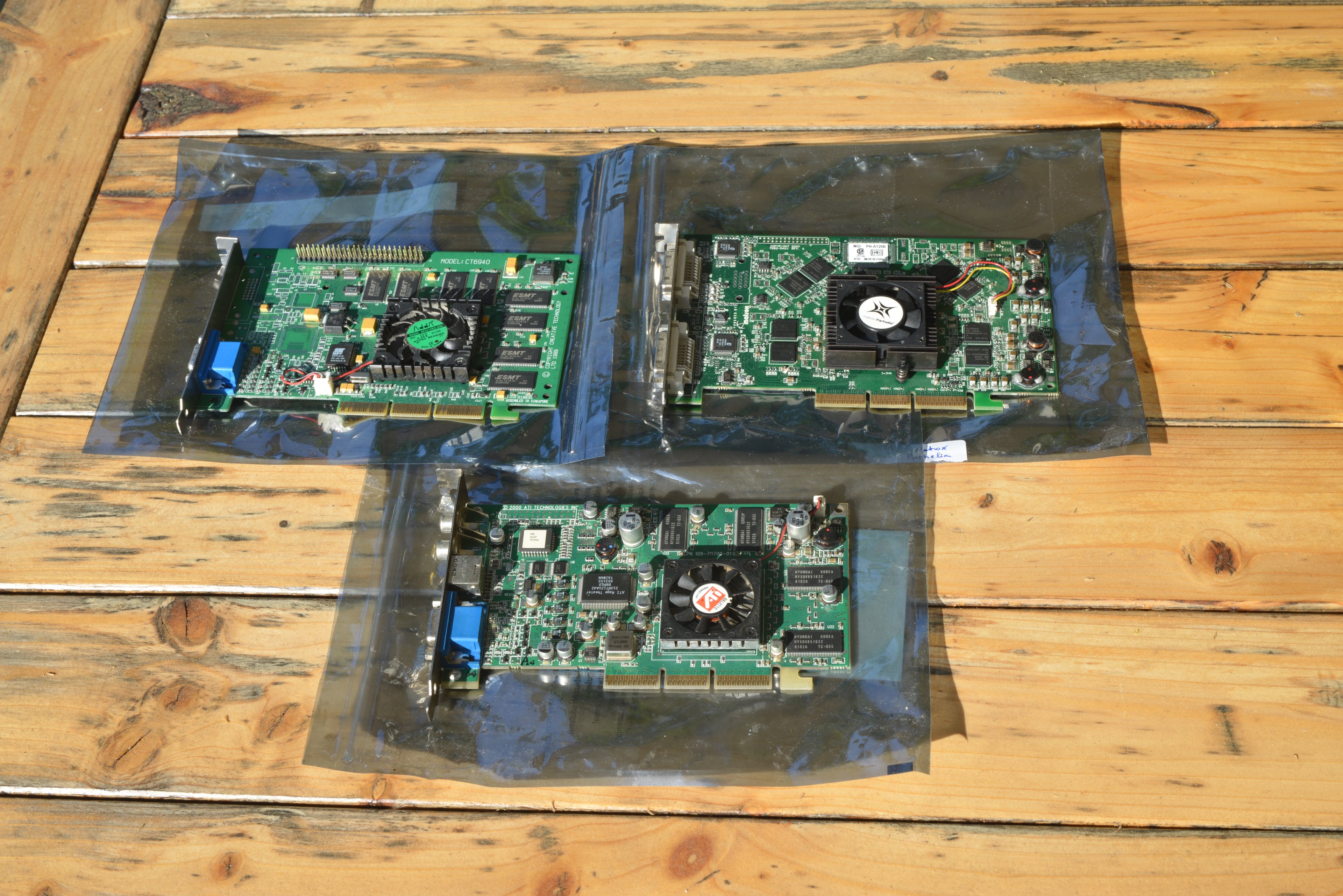 Geforce 256 SDR (1999), Radeon 256 DDR (2000), Parhelia 512 (2002, leicht nach der Geforce 4 T...jpg