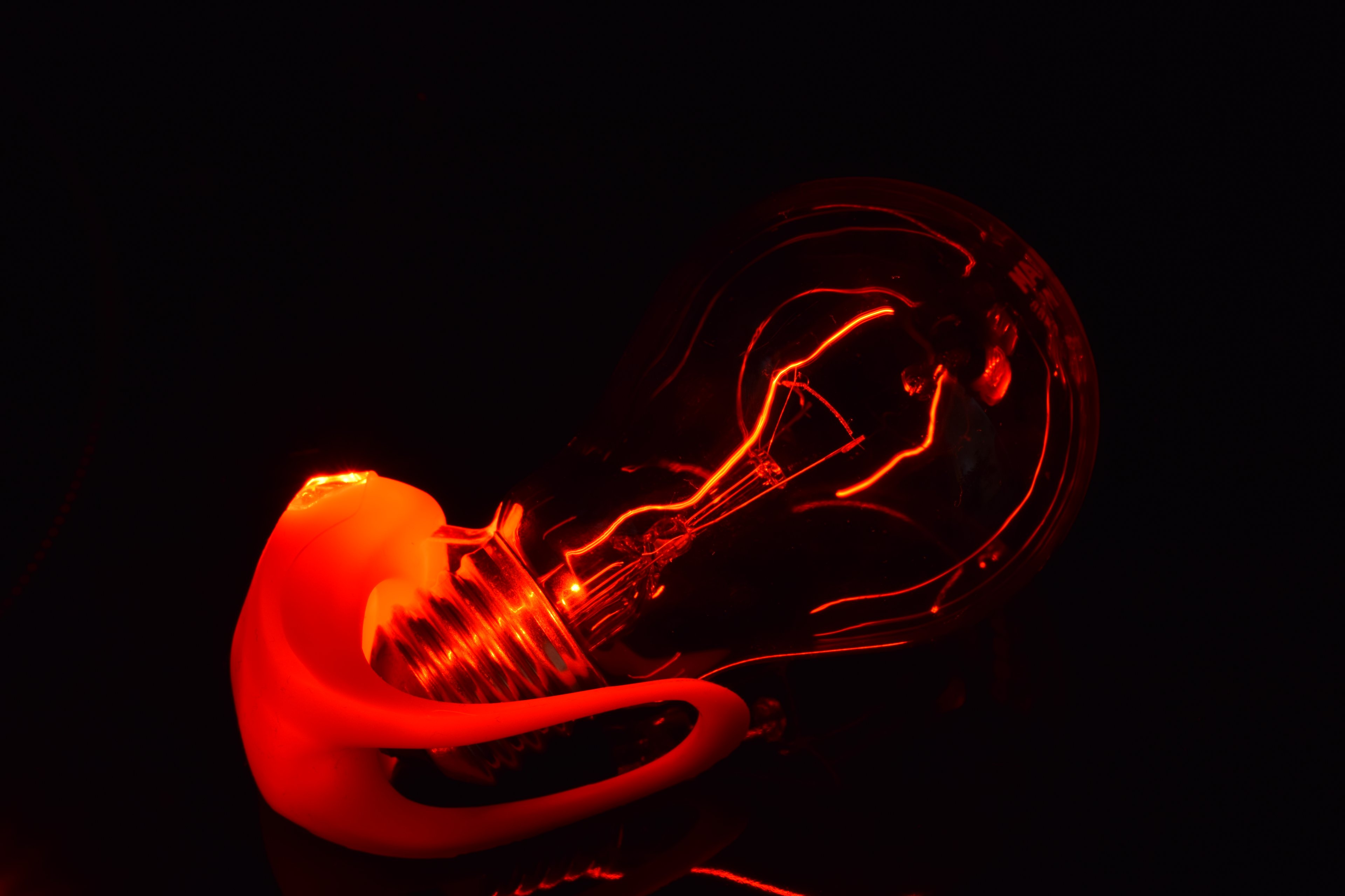 Gluehbirne Rot 1 (1).JPG