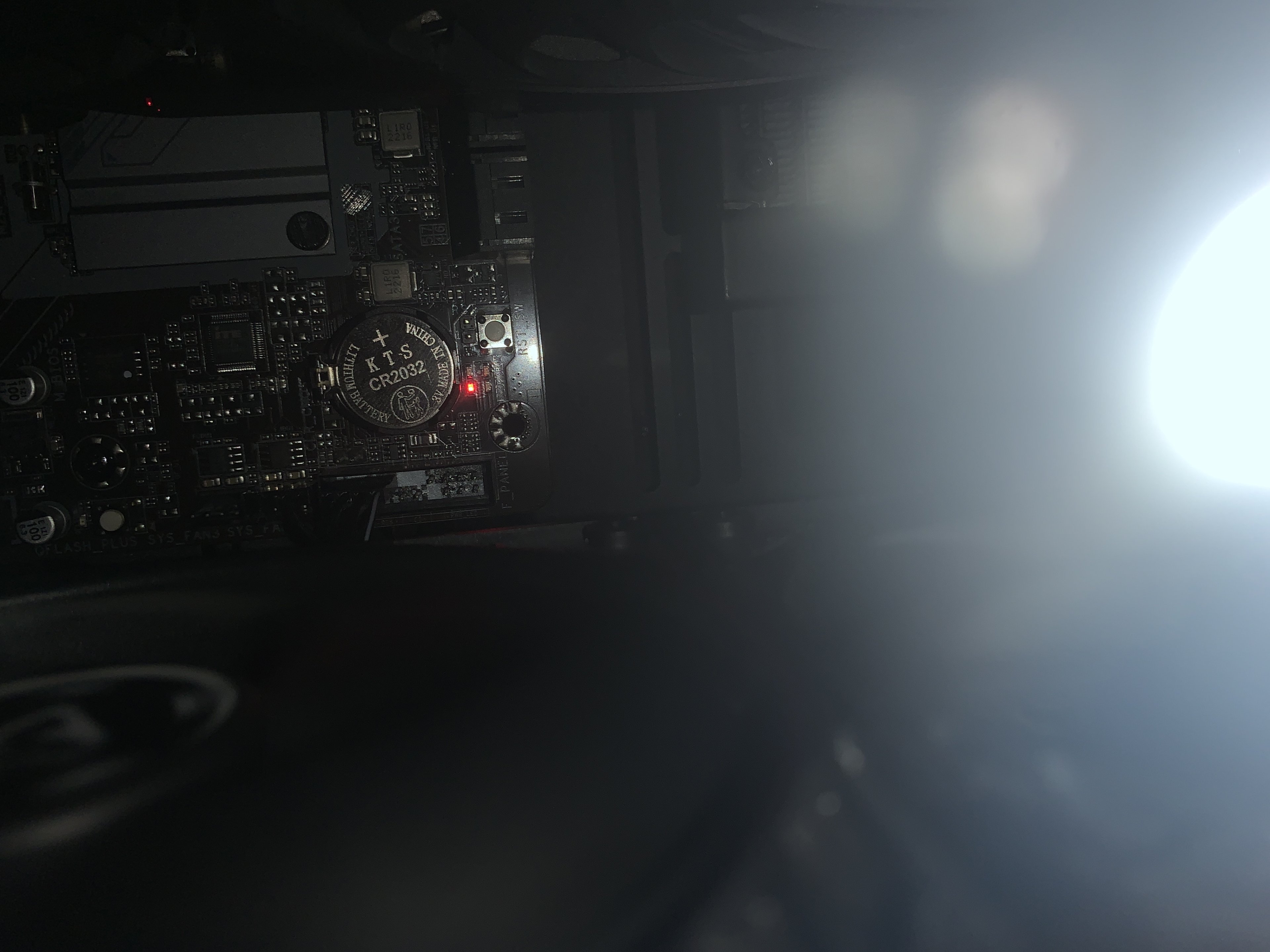 Mainbord leuchtet rot und Monitor zeigt kein Bild mehr(er geht aber es