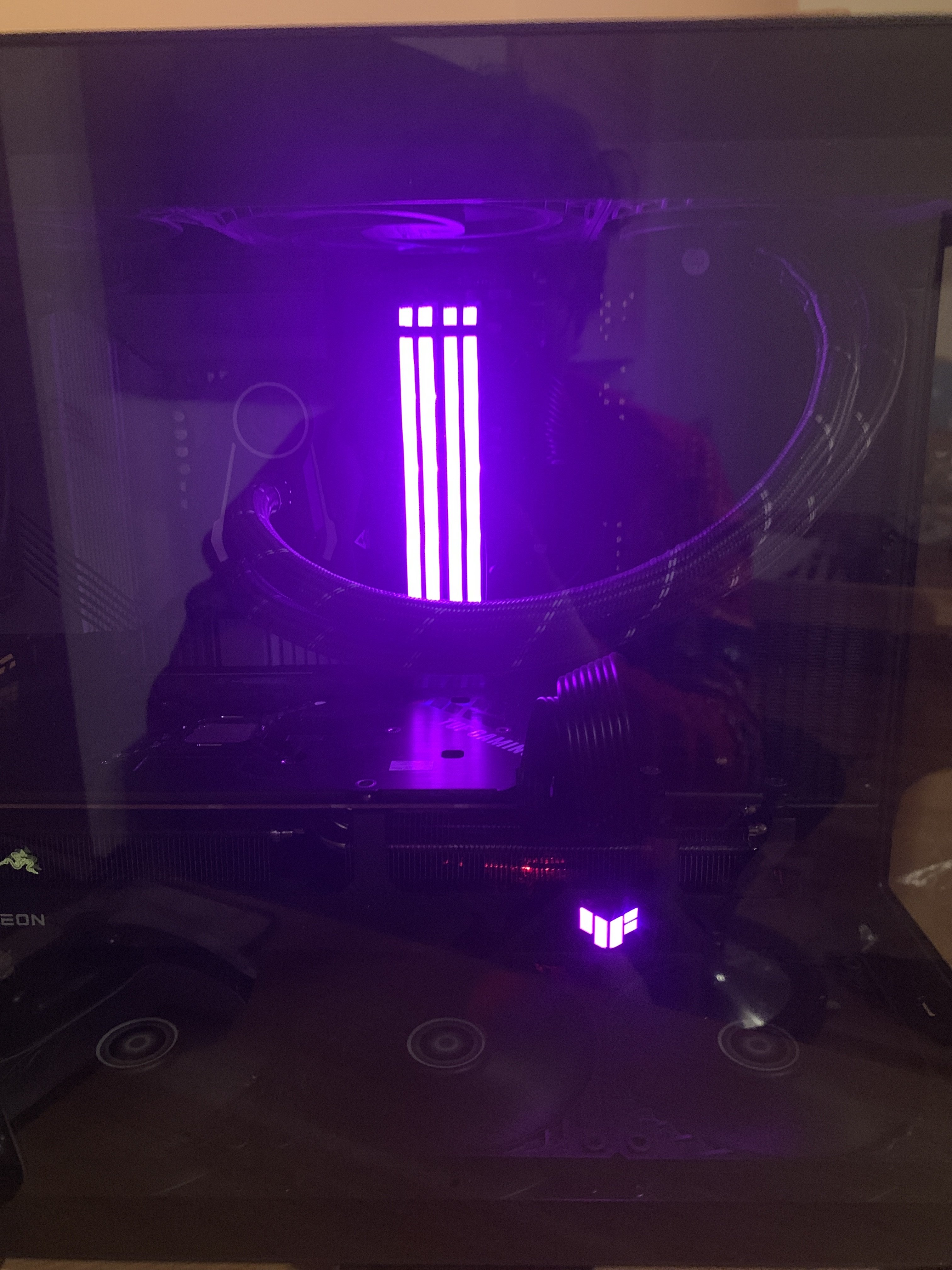 Mainbord leuchtet rot und Monitor zeigt kein Bild mehr(er geht aber es