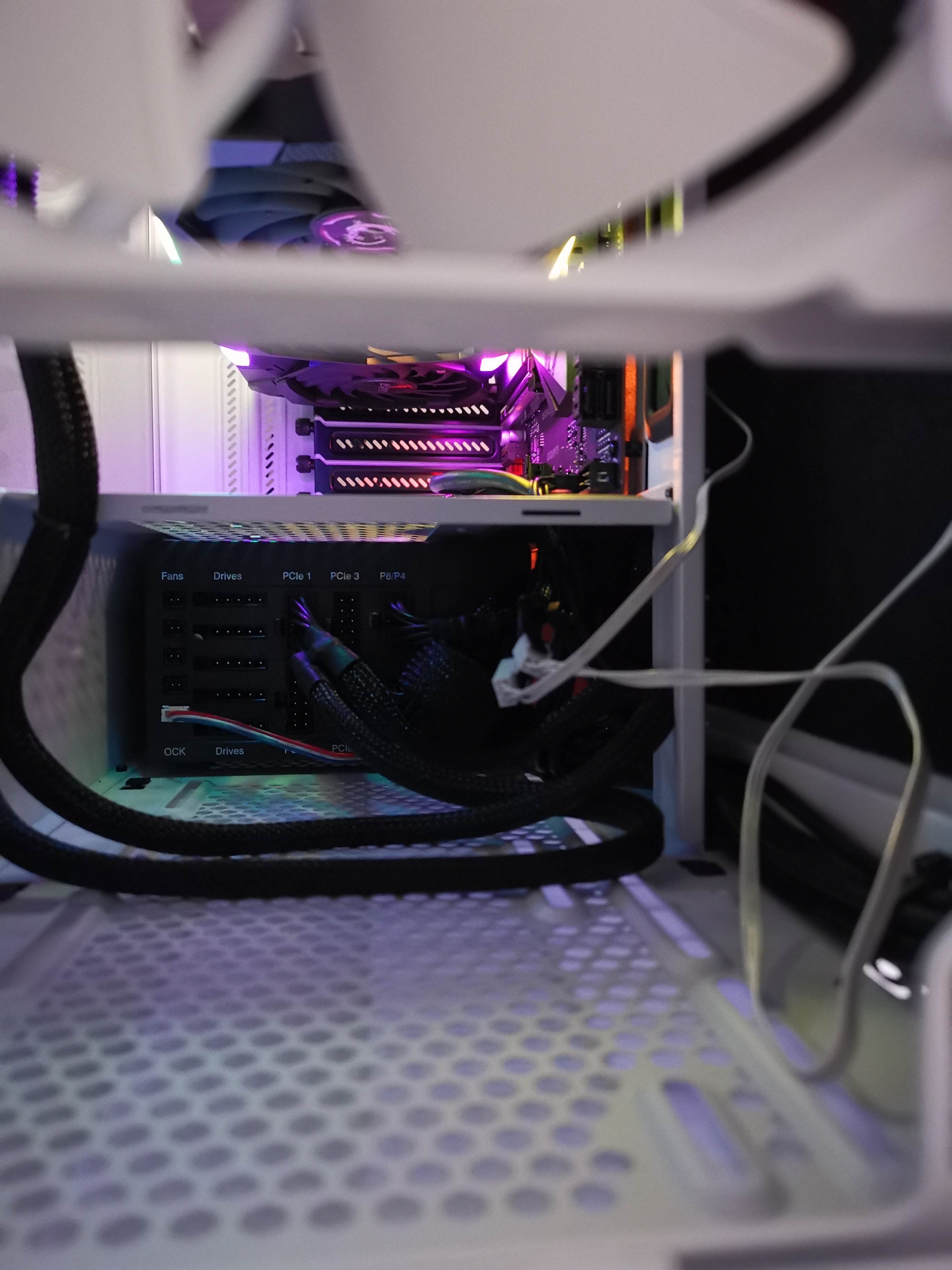 [SOLVED] case fans stops spinning after boot Tom's Hardware Forum