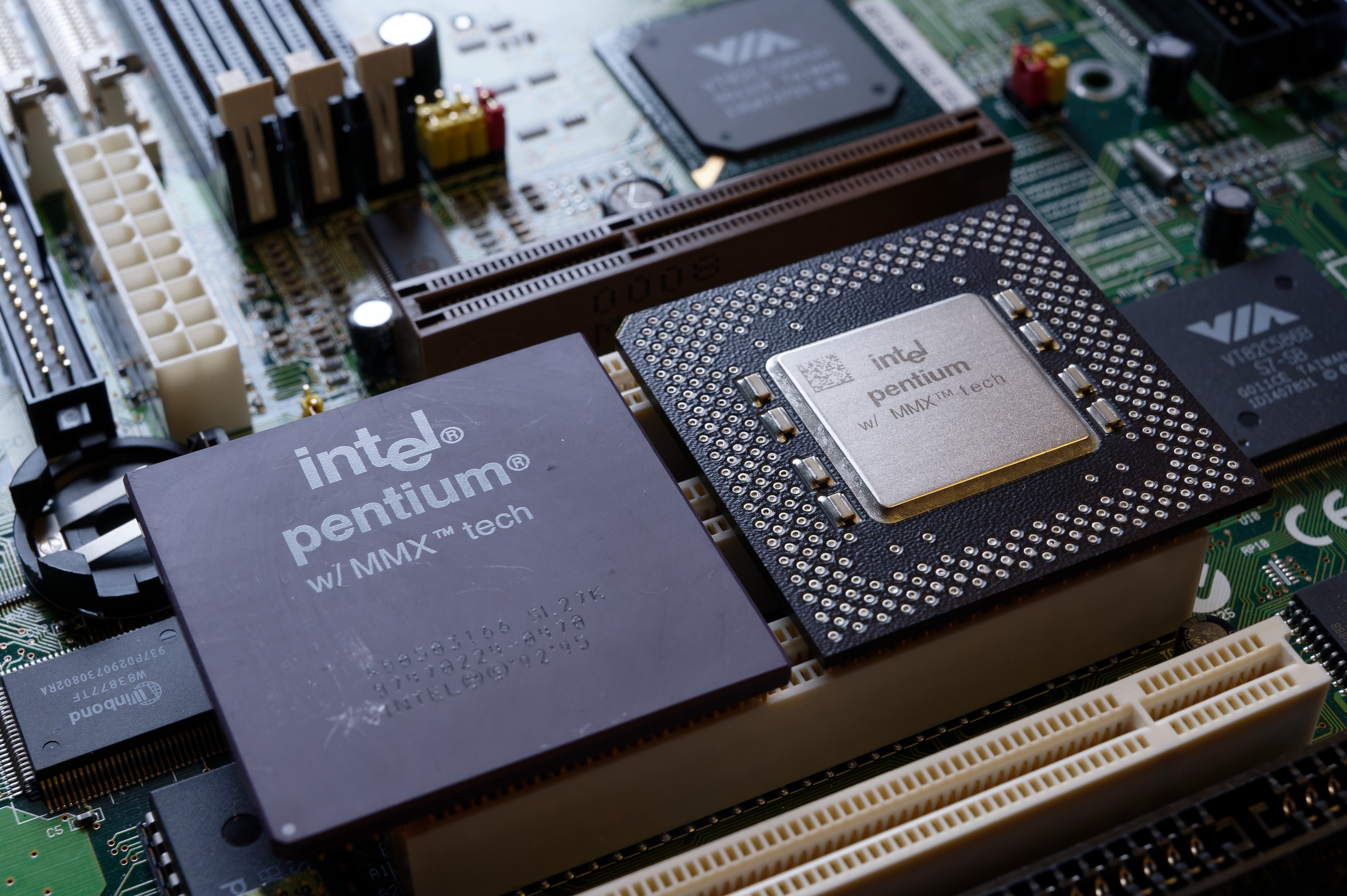 Intel-Pentium-MMX.jpg