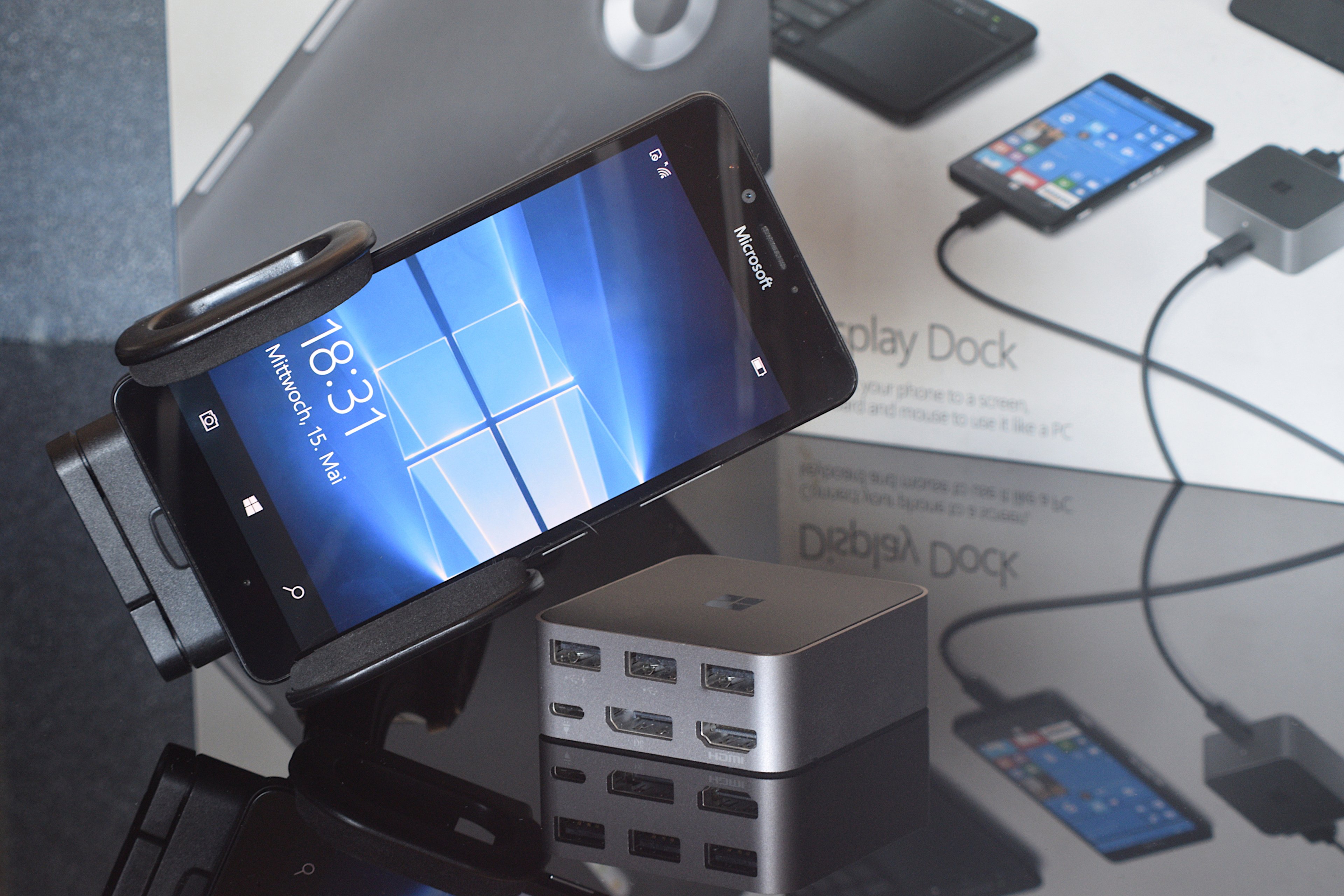 Lumia 950 Display Dock (6-01).JPG