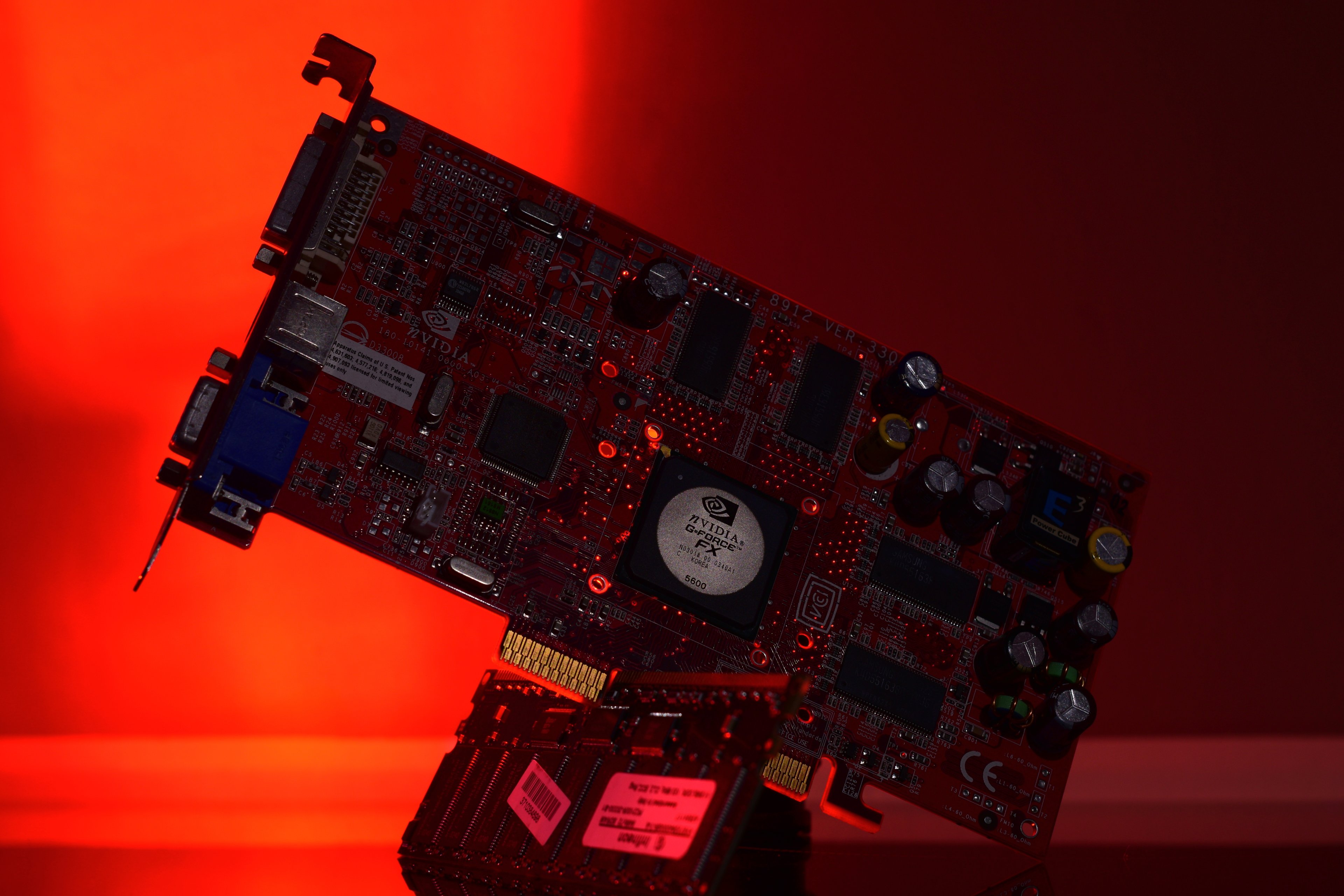 MSI Geforce FX 5600 256MB (9-1).JPG