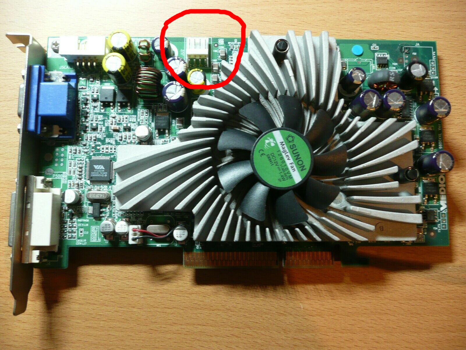 PC Medion Radeon 9800 XXL Stromanschluss.jpg