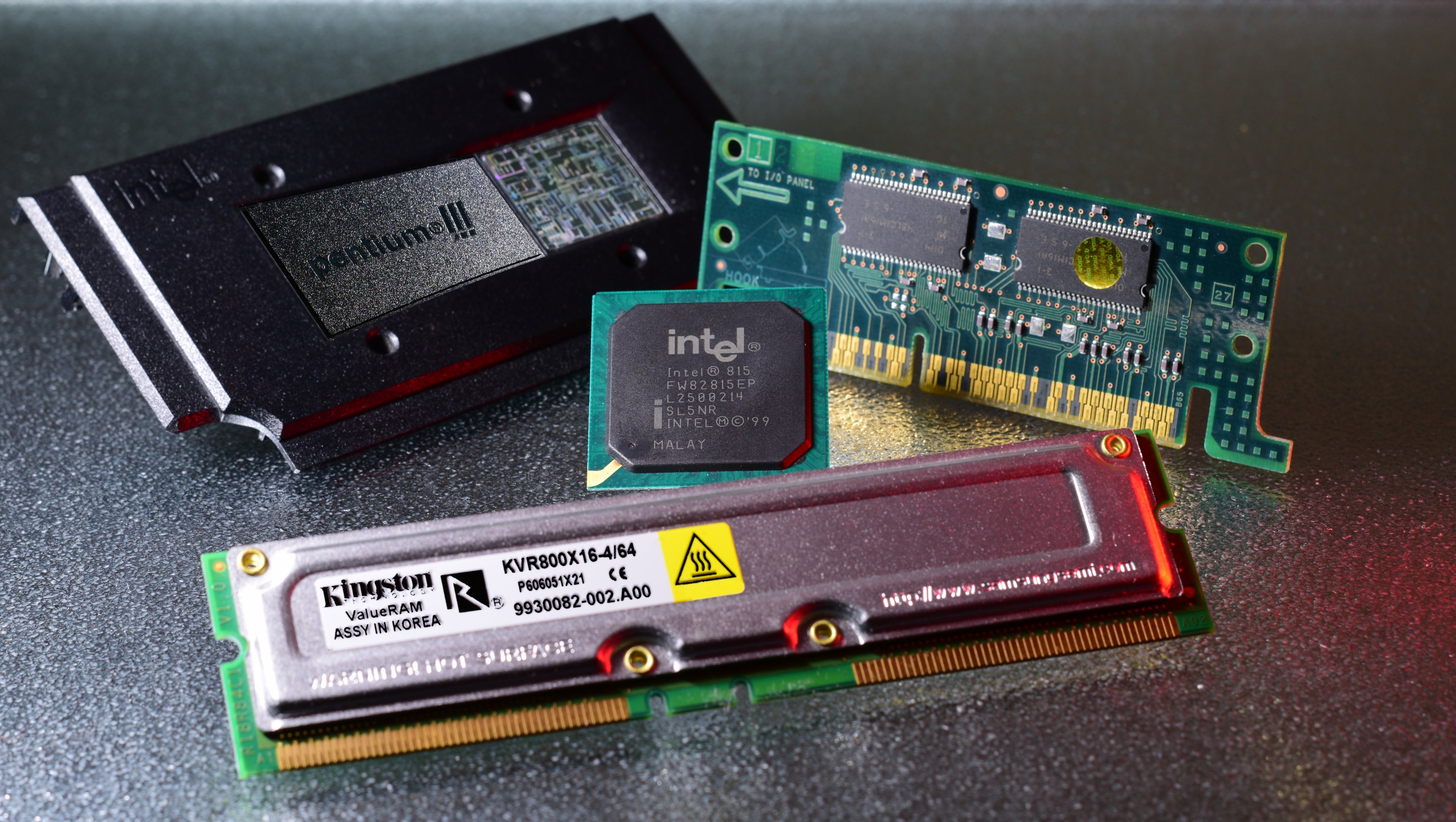 Pentium 3 i815 RAM AGP AIMM (8-001).JPG