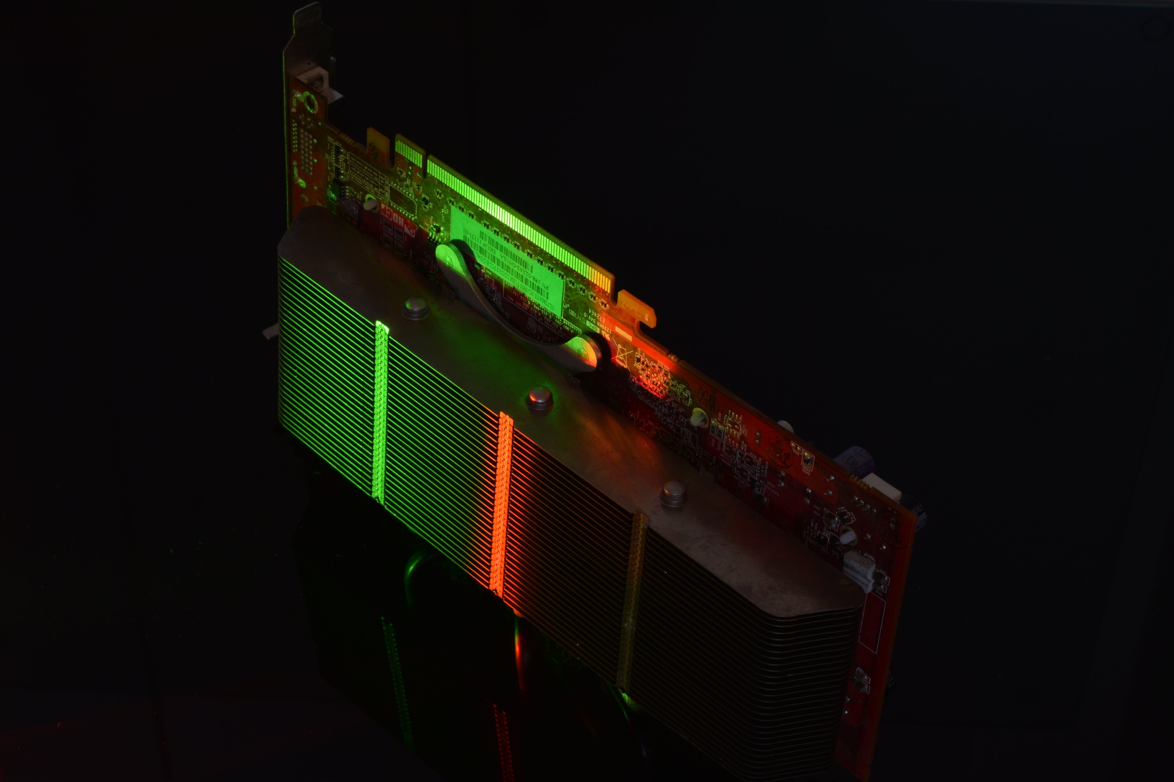 Rot beleuchtet Sapphire Radeon HD 3850 (8).JPG