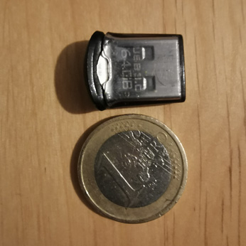 SanDisk-Ultra-Fit-64GB-vs-1-Euro.jpg