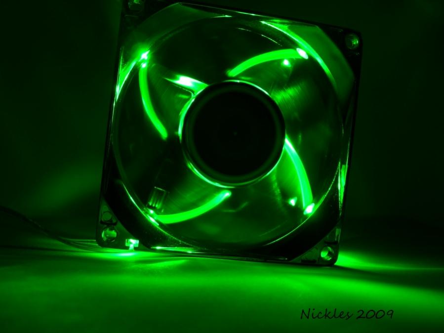 sunbeam-anodized-green-led-fan-in-aktion-mit-weiss-5-jpg.132109