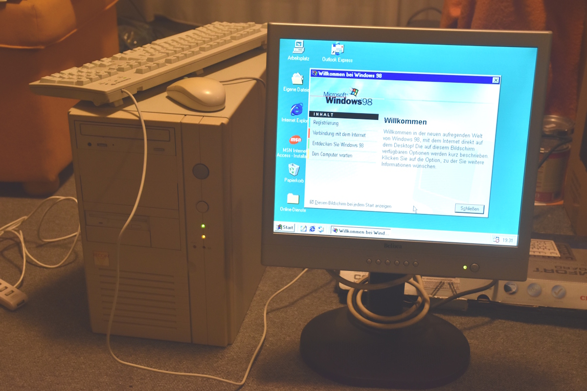 Und es läuft 2 Windows 98 SE Benutzeroberfläche ;-) DSC_0487 mail.jpg