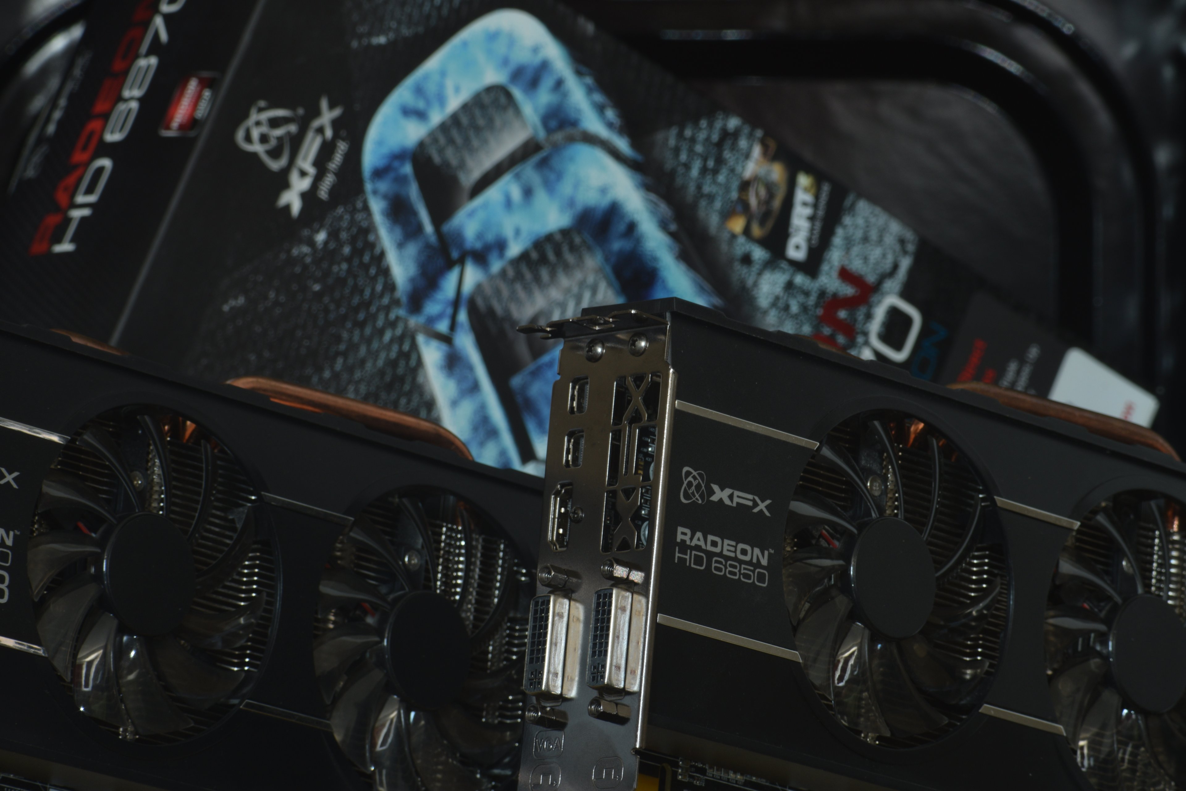 XFX Radeon HD 6850 6870 (10-1).JPG