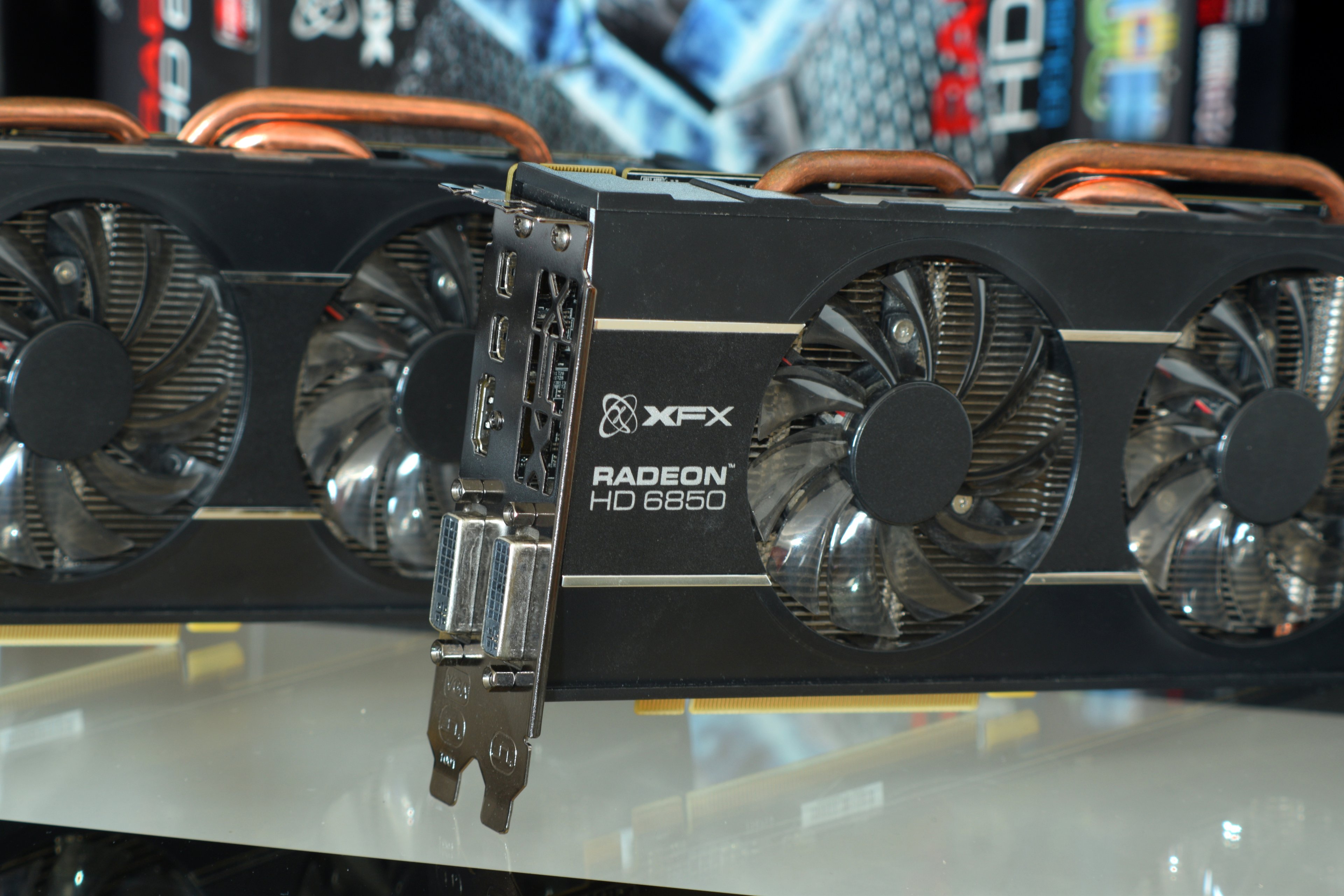 XFX Radeon HD 6850 6870 (14-1).JPG
